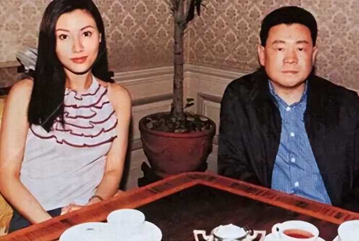 香港千亿富豪的后宫争宠史：二女争夫，女记者上位变身女首富