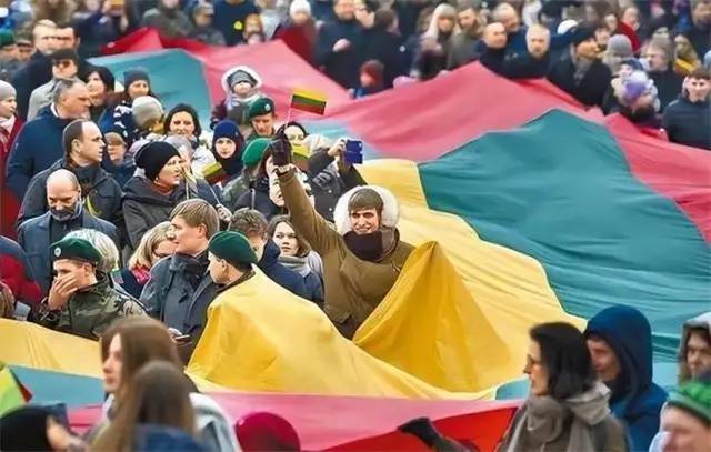 挑衅中国的下场！立陶宛损失惨重：1300多家企业倒闭，6万人失业
